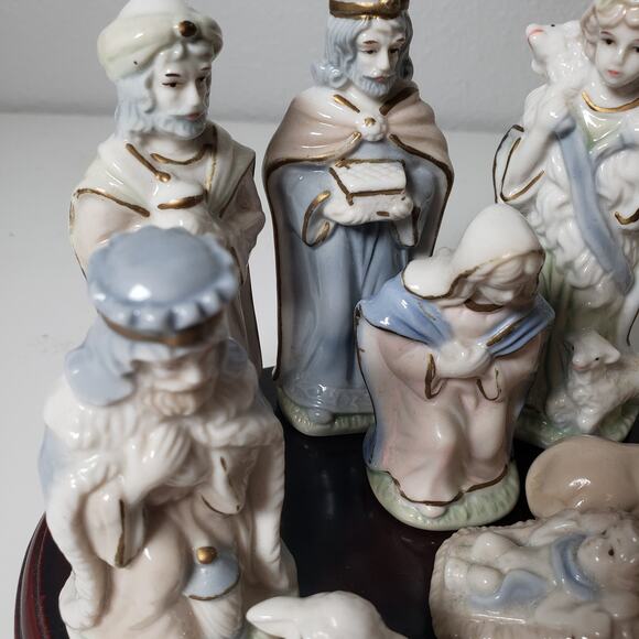Vintage International Bazaar Pastel Porcelain Nativity Set On Wood Base 10PC - Picture 3 of 11